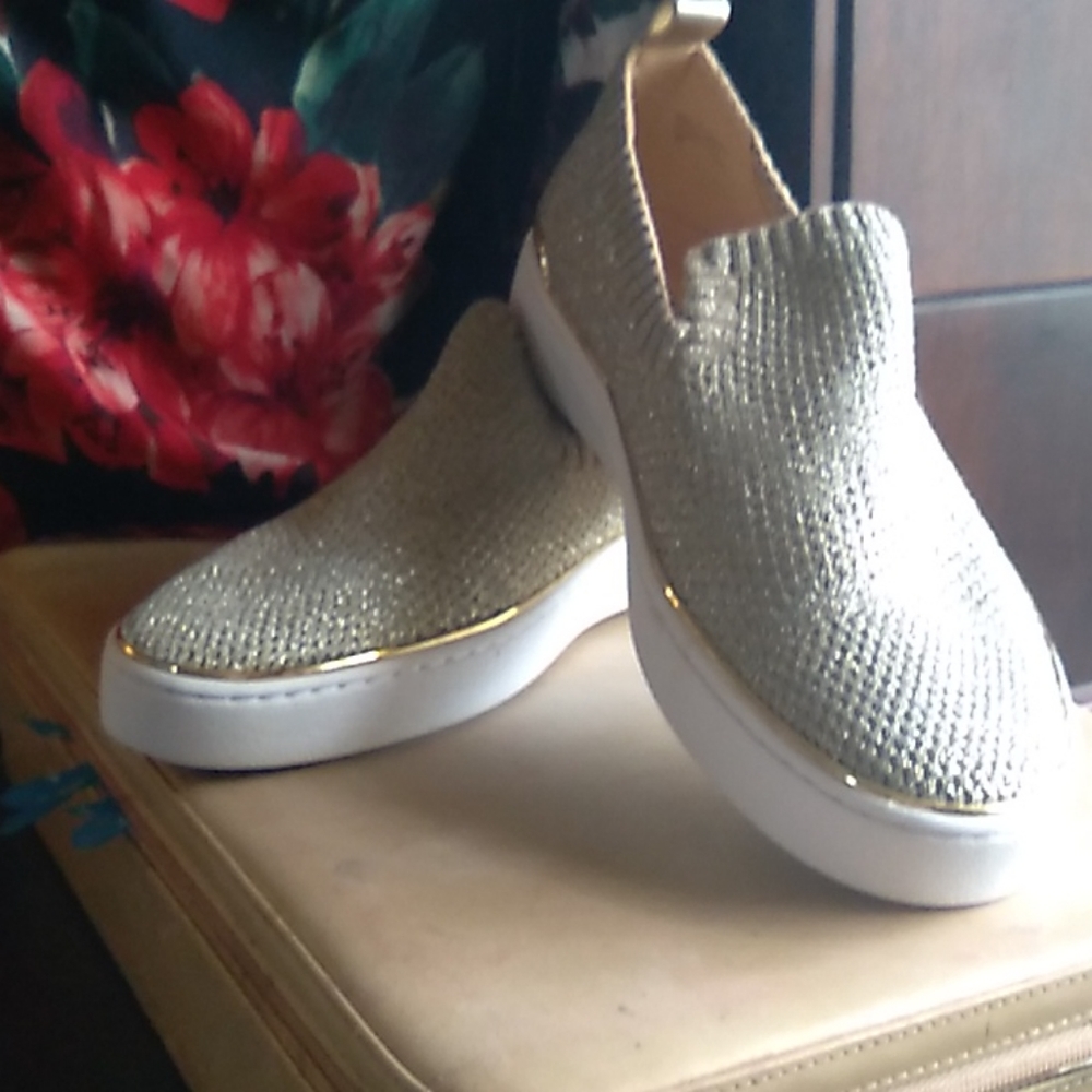 Shoes size 8 gold stretchy metallic